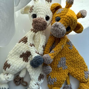 GIRAFFE Lovey CROCHET English PATTERN. Tutorial amigurumi. Pluszowa zabawka Snuggler z płaskim, niepchanym korpusem. Kocyk dla niemowląt z zawiązanymi nogami