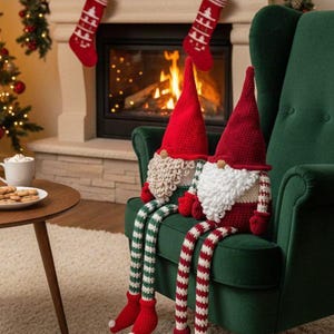 Handgemachter gehäkelter Weihnachtswichtel - nordische Regaldekoration, baumelnde Beine