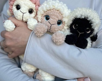 Pluche mini-haakpatroon lam: amigurumi-schaapsnuggler (pdf-patroon). Gevulde boerderijdieren.