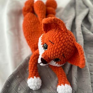 キツネのスナッグラーのかぎ針編みパターン。森の動物のぬいぐるみ。縫い目の少ないあみぐるみのチュートリアル。赤ちゃん用のぬいぐるみ。抱きしめたくなるかわいいおもちゃ