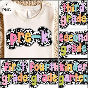 Può includere: T-shirt color crema con grafica colorata "Pre-K". La grafica è delineata con glitter argentati e presenta le parole in rosa, arancione, giallo e azzurro. Sono incluse anche grafiche aggiuntive per "First Grade", "Second Grade", "Third Grade", "Fourth Grade" e "Kindergarten".