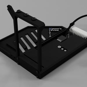以下が含まれることがあります： 長方形のベースと垂直の支持構造を備えた黒い電子デバイス。デバイスには一連の白いスロットと「Simon's o Print Solution」というテキストがあります。黒いケーブルと白いコネクタが取り付けられています。