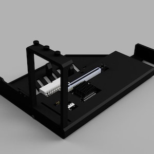Könnte beinhalten: Ein schwarzes elektronisches Bauteil mit rechteckiger Basis und aufrechtem Rahmen. Es verfügt über einen weißen Stecker, ein silbernes Bauteil und einen schwarzen Kühlkörper. Das Design ist eckig und modern, geeignet für Computerhardware.