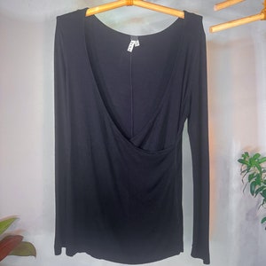 Top cruzado negro de Free People, prenda bohemia para estar en casa (talla M) imagen 1