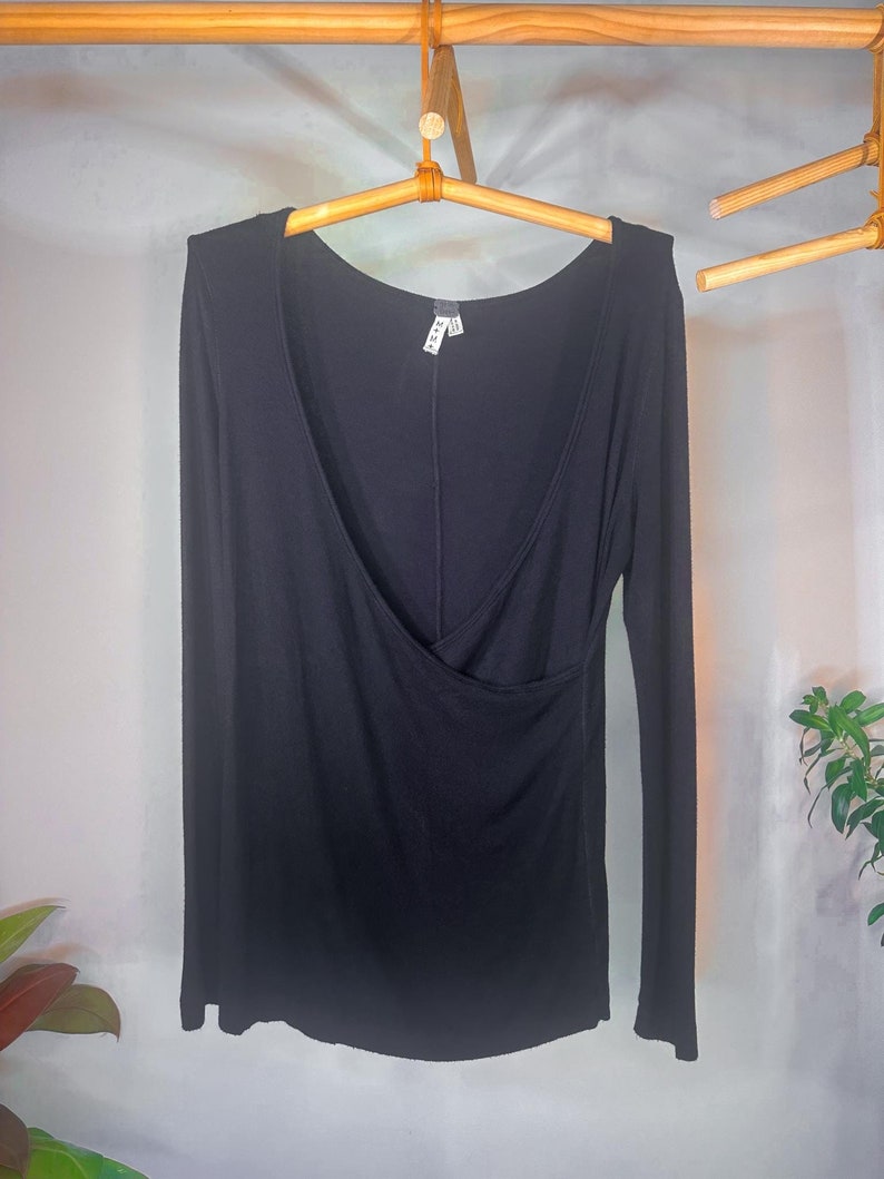 Top cruzado negro de Free People, prenda bohemia para estar en casa (talla M) imagen 1