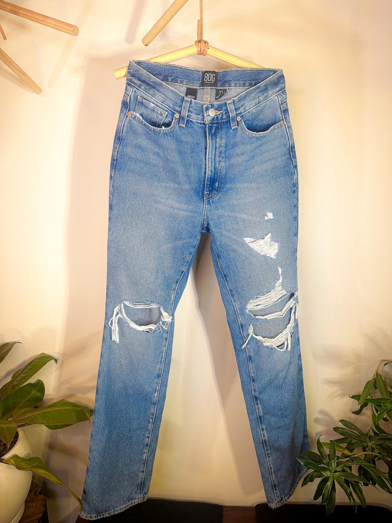 Op de afbeelding: Lichtblauwe denim jeans met distressed details en een rechte pijp. De jeans hebben een 'BDC' logo op de achterkant van de tailleband.