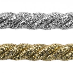 Op de afbeelding: Twee strengen gedraaide koordbies, een zilver en een goud, met een glinsterende afwerking.
