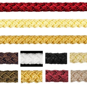 Op de afbeelding: Een selectie van gevlochten trim in verschillende kleuren, waaronder rood, goud, bruin, wit, zwart, beige en crème. De trim is geweven in een klassiek vlechtpatroon.