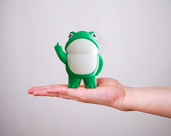 Środkowy palec mała żaba żywiczna ozdoba, figurka buntowniczej żaby, zabawny dodatek na biurko 3Dprinted Cheeky Frog, odważna i zuchwała żaba, humorystyczny wystrój