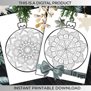 Puede incluir: Dos páginas para colorear imprimibles de adornos navideños con intrincados diseños de mandala. Las páginas son en blanco y negro, con patrones detallados dentro de las formas de los adornos. Una cinta gris y el texto "10 pgs" son visibles. La parte superior de la imagen dice "THIS IS A DIGITAL PRODUCT".