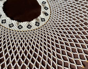 Collar tipo gargantilla étnico hecho a mano con cuentas de semillas – Blanco, negro y dorado
