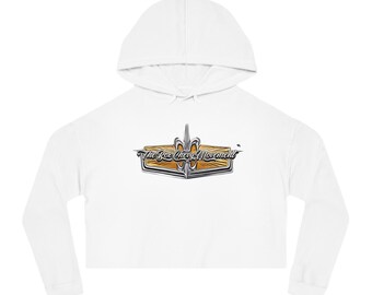 Op de afbeelding: Witte cropped hoodie met lange mouwen en een capuchon. De hoodie heeft een zilveren en gouden logo met de tekst "The Box Chevy Movement".