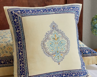 Cojín decorativo con medallón de estilo campestre francés en amarillo y azul Morning Dew
