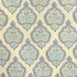 Puede incluir: Tela de color crema con un patr&oacute;n repetido de dise&ntilde;os ornamentados en forma de l&aacute;grima. Cada dise&ntilde;o presenta un motivo floral central en tonos azules y naranjas, delineado con un borde azul oscuro. El efecto general es un patr&oacute;n detallado y sim&eacute;trico.