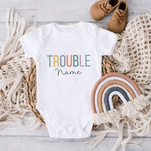 Personalisierte Babybodies für Zwillinge, Geschenk für Zwillinge zur Geburt, Double Trouble, Body mit NamenZwillinge Bild 3