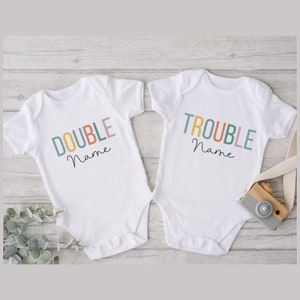 Personalisierte Babybodies für Zwillinge, Geschenk für Zwillinge zur Geburt, Double Trouble, Body mit NamenZwillinge Bild 1