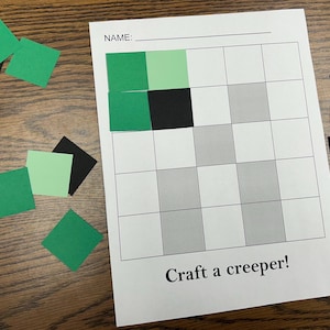 Könnte beinhalten: Eine druckbare Bastelvorlage für Kinder, um einen Minecraft Creeper zu basteln. Die Vorlage enthält ein Raster mit Quadraten, auf die grüne, hellgrüne und schwarze Quadrate gelegt werden, um den Creeper zu erstellen.