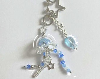Llavero de medusa azul - Llavero de medusa hecho a mano, colgante de medusa para teléfono, llavero estético de cuentas Y2K, criatura marina, regalos para ella