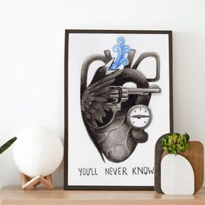 Puede incluir: Una ilustraci&oacute;n en blanco y negro de un coraz&oacute;n con un p&aacute;jaro dentro, sosteniendo una pistola. El coraz&oacute;n tiene una esfera de reloj en el lateral. El texto "You'll never know" est&aacute; escrito debajo del coraz&oacute;n.