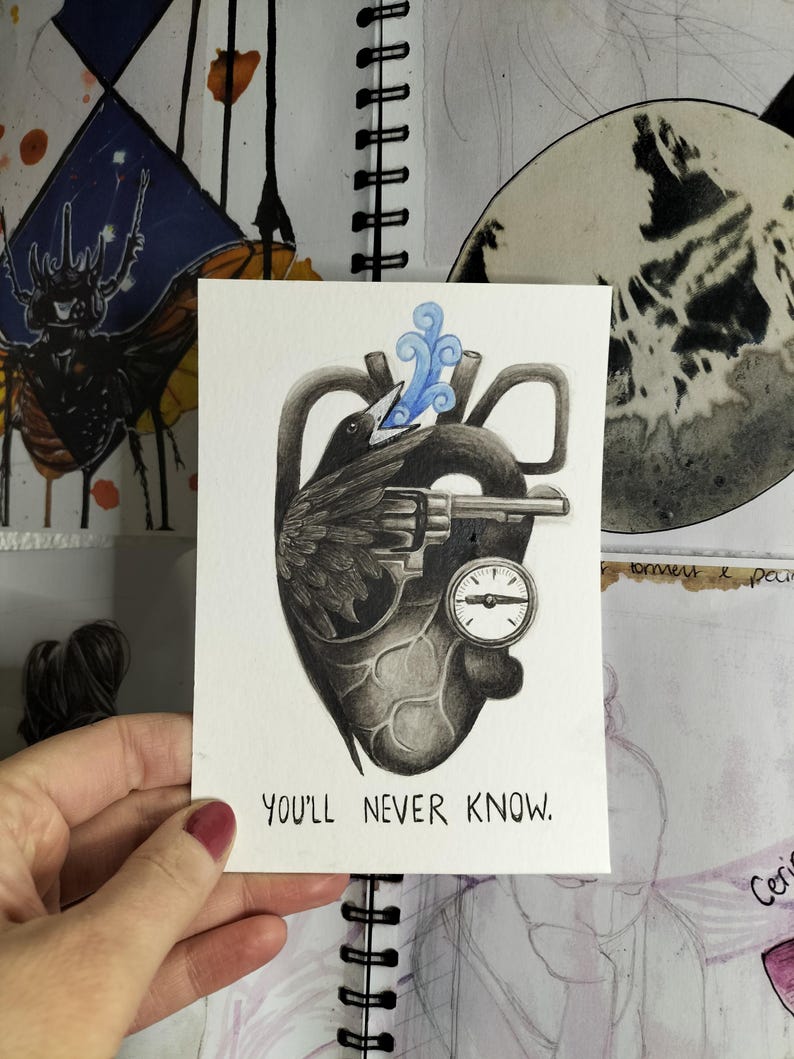 Puede incluir: Una ilustraci&oacute;n en blanco y negro de un coraz&oacute;n con un p&aacute;jaro posado en la parte superior, sosteniendo una pistola. El coraz&oacute;n tiene una esfera de reloj y un remolino azul que sale de &eacute;l. El texto "You'll never know." est&aacute; escrito debajo del coraz&oacute;n.