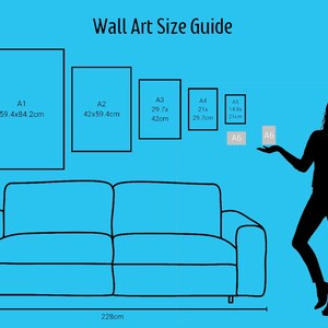 Puede incluir: Una gu&iacute;a de tama&ntilde;o de arte de pared con un sof&aacute; y una persona de pie junto a &eacute;l. La gu&iacute;a muestra diferentes tama&ntilde;os de papel, incluyendo A1, A2, A3, A4, A5 y A6. El sof&aacute; tiene 228 cm de largo. La persona est&aacute; de pie junto a la gu&iacute;a de tama&ntilde;o de arte de pared y sostiene una hoja de papel.