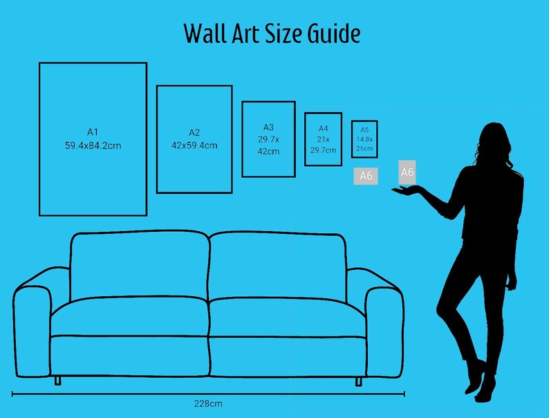 Puede incluir: Una gu&iacute;a de tama&ntilde;o de arte de pared con un sof&aacute; y una persona de pie junto a &eacute;l. La gu&iacute;a muestra diferentes tama&ntilde;os de papel, incluyendo A1, A2, A3, A4, A5 y A6. El sof&aacute; tiene 228 cm de largo. La persona est&aacute; de pie junto a la gu&iacute;a de tama&ntilde;o de arte de pared y sostiene una hoja de papel.