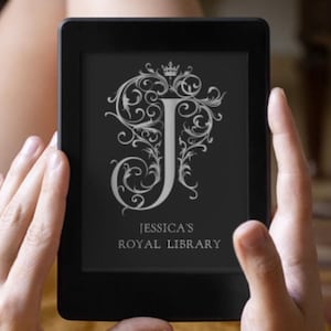Puede incluir: Un lector electrónico en blanco y negro con una letra J decorativa y adornada y el texto "Jessica's Royal Library".