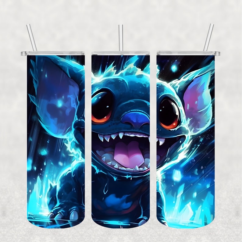 Pu&ograve; includere: Tre bicchieri in acciaio inossidabile con un vivace design di personaggi dei cartoni animati blu. Il personaggio ha grandi occhi e un ampio sorriso, su uno sfondo di effetti energetici blu e bianchi. Ogni bicchiere ha una cannuccia d'argento.