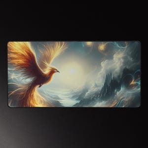 Pode incluir: Tapete de mesa retangular com uma fénix em voo. A fénix é retratada com penas flamejantes laranja e amarelas contra um fundo de céu ensolarado, montanhas e nuvens. A paleta de cores inclui tons de laranja, amarelo, azul e cinza.