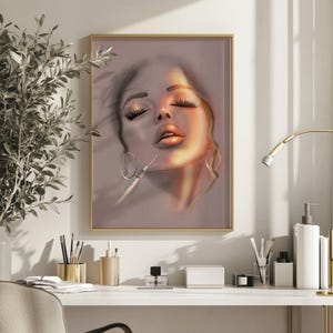 Op de afbeelding: Een digitale illustratie van een vrouwen gezicht met gesloten ogen, belicht door warm licht. Een spuit is zichtbaar in de buurt van haar wang, wat suggereert dat het om een schoonheids- of medisch thema gaat.