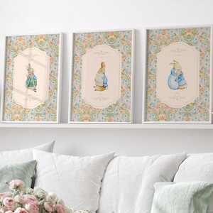 Stampe per cameretta di Peter Rabbit sopra la culla, decorazioni per cameretta con libri di fiabe, classici per cameretta per bambine, decorazioni per cameretta estetica per cameretta dei bambini, tema della storia per cameretta dei bambini Grand Millennial.
