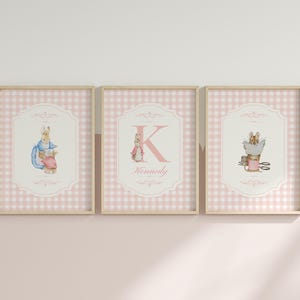 Decorazione per la cameretta dei bambini a quadretti rosa Peter Rabbit decorazione sopra la culla decorazione da parete rosa grandmillennial nursery classics set da parete per bambina