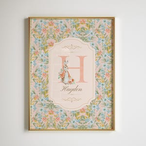 Decorazione floreale per cameretta delle bambine Peter Rabbit sopra la culla, cartello con nome floreale per cameretta, decorazione per cameretta dei bambini, arte murale Grandmillennial, decorazione con nome di famiglia