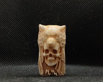 Amuleto scolpito in osso con ciondolo teschio con testa di lupo fatto a mano