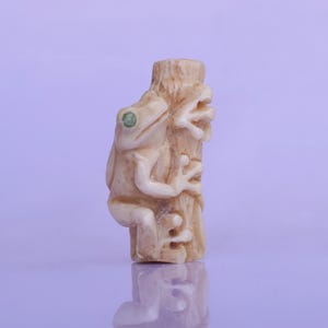 Grodnetsuke, handskuren älghorn, klättergren, japansk antik stil