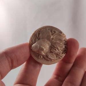 Netsuke de pez, asta de alce tallada, arte japonés, netsuke contemporáneo, okimono, ojime