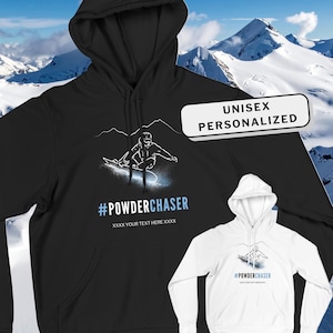 Può includere: Felpa con cappuccio unisex personalizzata in bianco e nero con grafica snowboard. La felpa con cappuccio presenta il testo "#POWDERCHASER" e spazio per testo personalizzato. Viene mostrata anche una felpa con cappuccio bianca con lo stesso design.