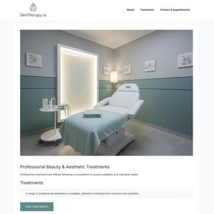 Puede incluir: Interior de una sala de tratamientos de belleza y est&eacute;tica profesional. Una silla de tratamiento blanca est&aacute; cubierta con una s&aacute;bana azul claro. Una peque&ntilde;a mesa auxiliar contiene botellas y equipos. Las paredes est&aacute;n pintadas en tonos grises y verde azulado.