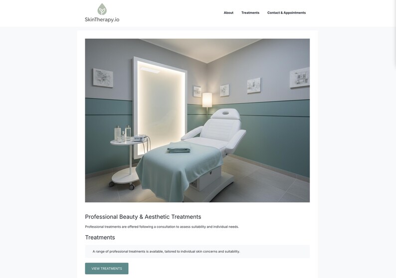Puede incluir: Interior de una sala de tratamientos de belleza y est&eacute;tica profesional. Una silla de tratamiento blanca est&aacute; cubierta con una s&aacute;bana azul claro. Una peque&ntilde;a mesa auxiliar contiene botellas y equipos. Las paredes est&aacute;n pintadas en tonos grises y verde azulado.