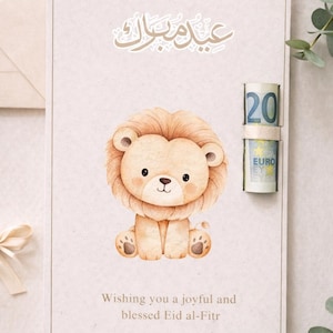 Könnte beinhalten: Hellbeige Grußkarte mit einer Cartoon-Löwen-Illustration. Die Karte enthält arabische Schriftzeichen und den Text "Wishing you a joyful and blessed Eid al-Fitr". Zwei gerollte Euro-Banknoten sind sichtbar.