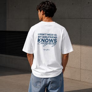 Jag behöver inte AI Min flickvän vet allt T-shirt | Rolig typografi T-shirt
