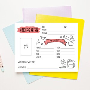 Puede incluir: Una hoja de informaci&oacute;n para estudiantes de kindergarten para imprimir con secciones para una foto, informaci&oacute;n personal y cosas favoritas. La hoja est&aacute; decorada con dibujos coloridos de &uacute;tiles escolares y una pancarta roja que dice "Mis favoritos".