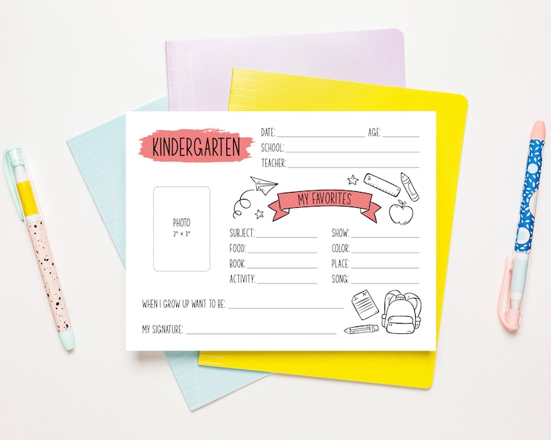 Puede incluir: Una hoja de informaci&oacute;n para estudiantes de kindergarten para imprimir con secciones para una foto, informaci&oacute;n personal y cosas favoritas. La hoja est&aacute; decorada con dibujos coloridos de &uacute;tiles escolares y una pancarta roja que dice "Mis favoritos".