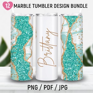 Könnte beinhalten: Ein Set aus drei Becherdesigns mit einem türkisfarbenen und goldenen Marmormuster mit Glitzerakzenten. Der mittlere Becher trägt den Namen "Brittany" in goldener Schrift.