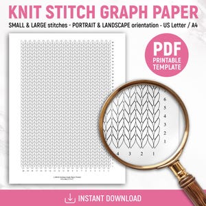 Może przedstawiać: Biały papier graficzny do ściegu dziewiarskiego ze szczegółowym wzorem, z małymi i dużymi ściegami. Papier zawiera lupę pokazującą zbliżenie wzoru ściegu. Tekst zawiera "KNIT STITCH GRAPH PAPER" i "PDF PRINTABLE TEMPLATE".