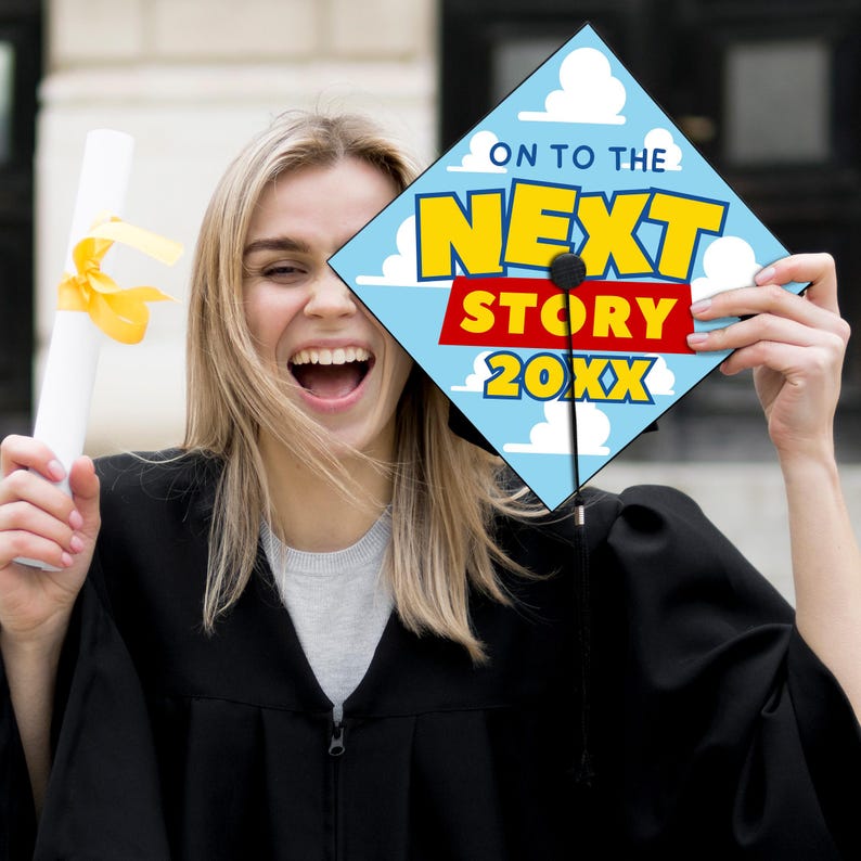 Puede incluir: Un birrete de graduaci&oacute;n con el texto "ON TO THE NEXT STORY 20XX" en amarillo y rojo, sobre un dise&ntilde;o de cielo azul y nubes. Un diploma enrollado con una cinta amarilla se sostiene en una mano. El birrete se levanta.