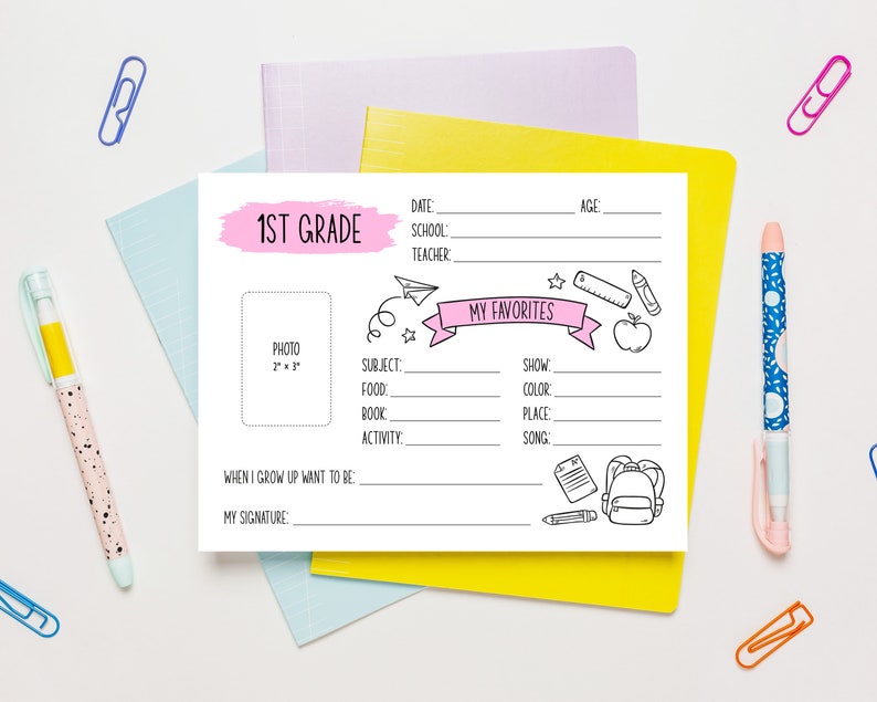 Puede incluir: Una hoja de trabajo imprimible para estudiantes de primer grado. La hoja de trabajo tiene secciones para informaci&oacute;n personal, cosas favoritas y un espacio para una foto. La hoja de trabajo est&aacute; decorada con dibujos coloridos de &uacute;tiles escolares y una pancarta rosa que dice "Mis favoritos".