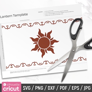 Puede incluir: Una plantilla de linterna blanca con un diseño de sol marrón y bordes decorativos. La plantilla incluye instrucciones y se muestra con unas tijeras. La parte inferior de la imagen muestra los logotipos de Silhouette y Cricut.