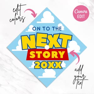 Puede incluir: Un dise&ntilde;o de gorra de graduaci&oacute;n con fondo azul claro y nubes blancas. El texto "ON TO THE NEXT STORY 20XX" est&aacute; en amarillo y rojo. Tambi&eacute;n se incluyen las palabras "edit colors" y "add your text".