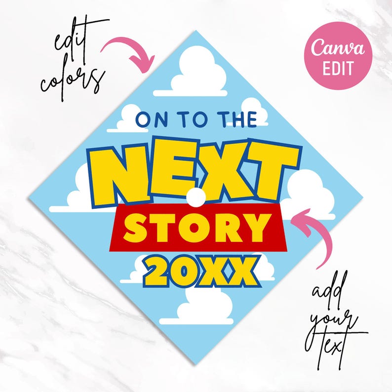 Puede incluir: Un dise&ntilde;o de gorra de graduaci&oacute;n con fondo azul claro y nubes blancas. El texto "ON TO THE NEXT STORY 20XX" est&aacute; en amarillo y rojo. Tambi&eacute;n se incluyen las palabras "edit colors" y "add your text".